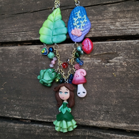 💋🐸 The Princess 👑 and The Frog 🐸 Necklace - Picture 6 of 7